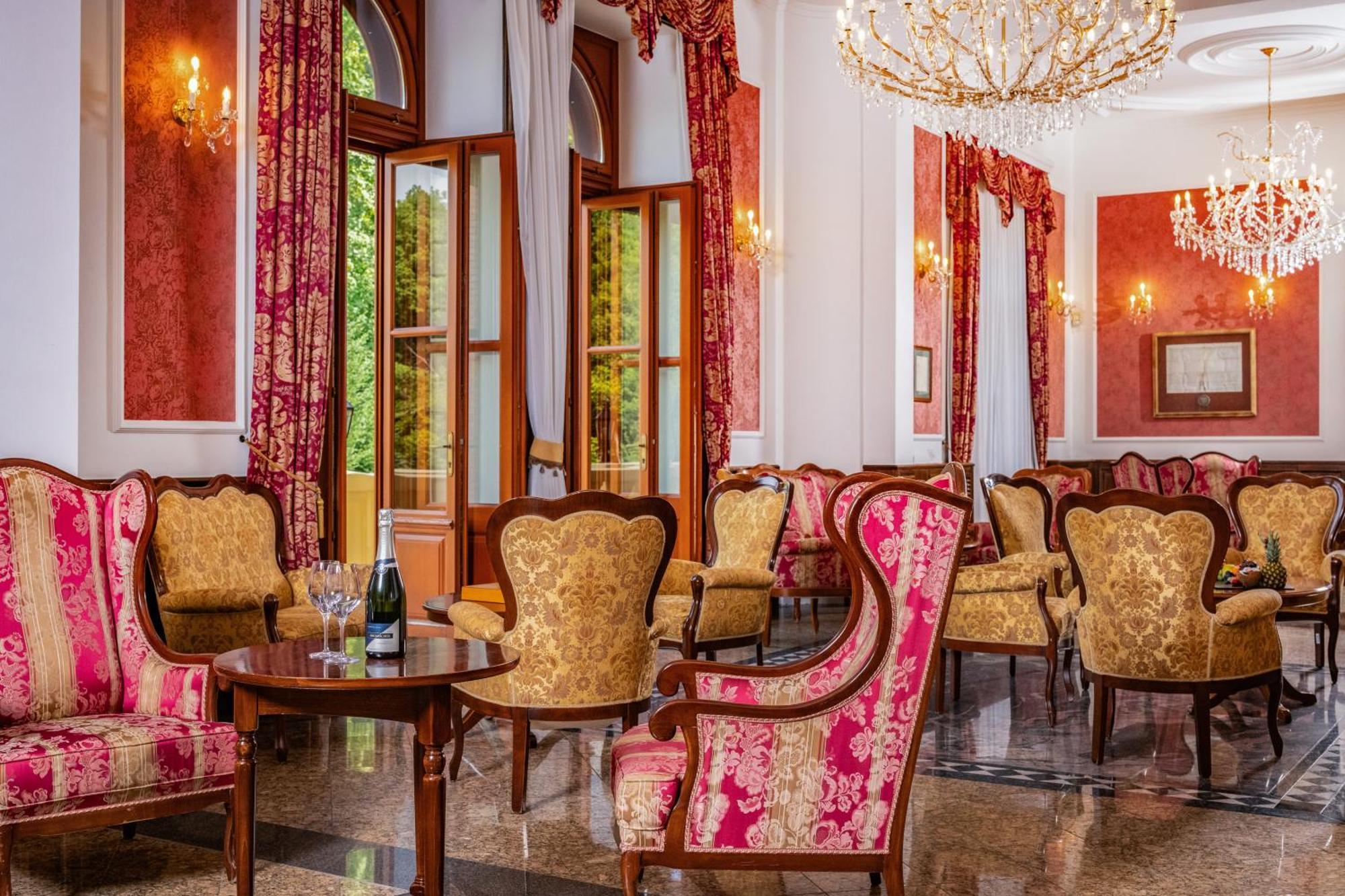 Kastelyhotel Sasvar Resort Парадшашвар Экстерьер фото
