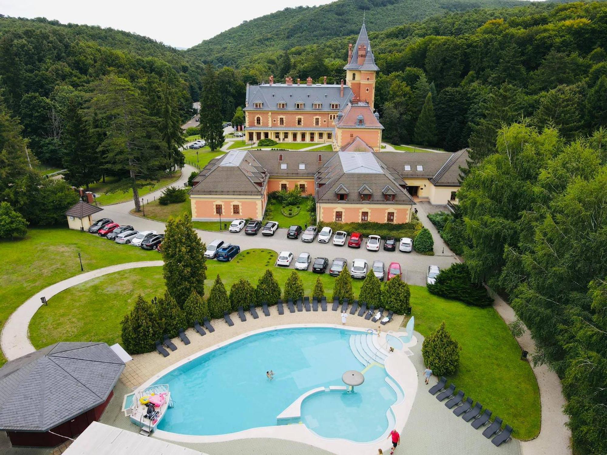 Kastelyhotel Sasvar Resort Парадшашвар Экстерьер фото