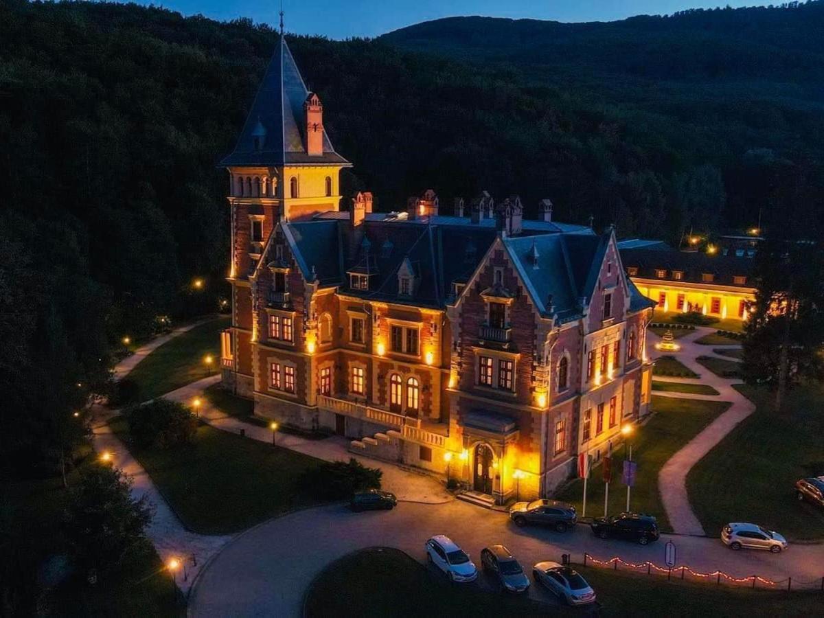 Kastelyhotel Sasvar Resort Парадшашвар Экстерьер фото